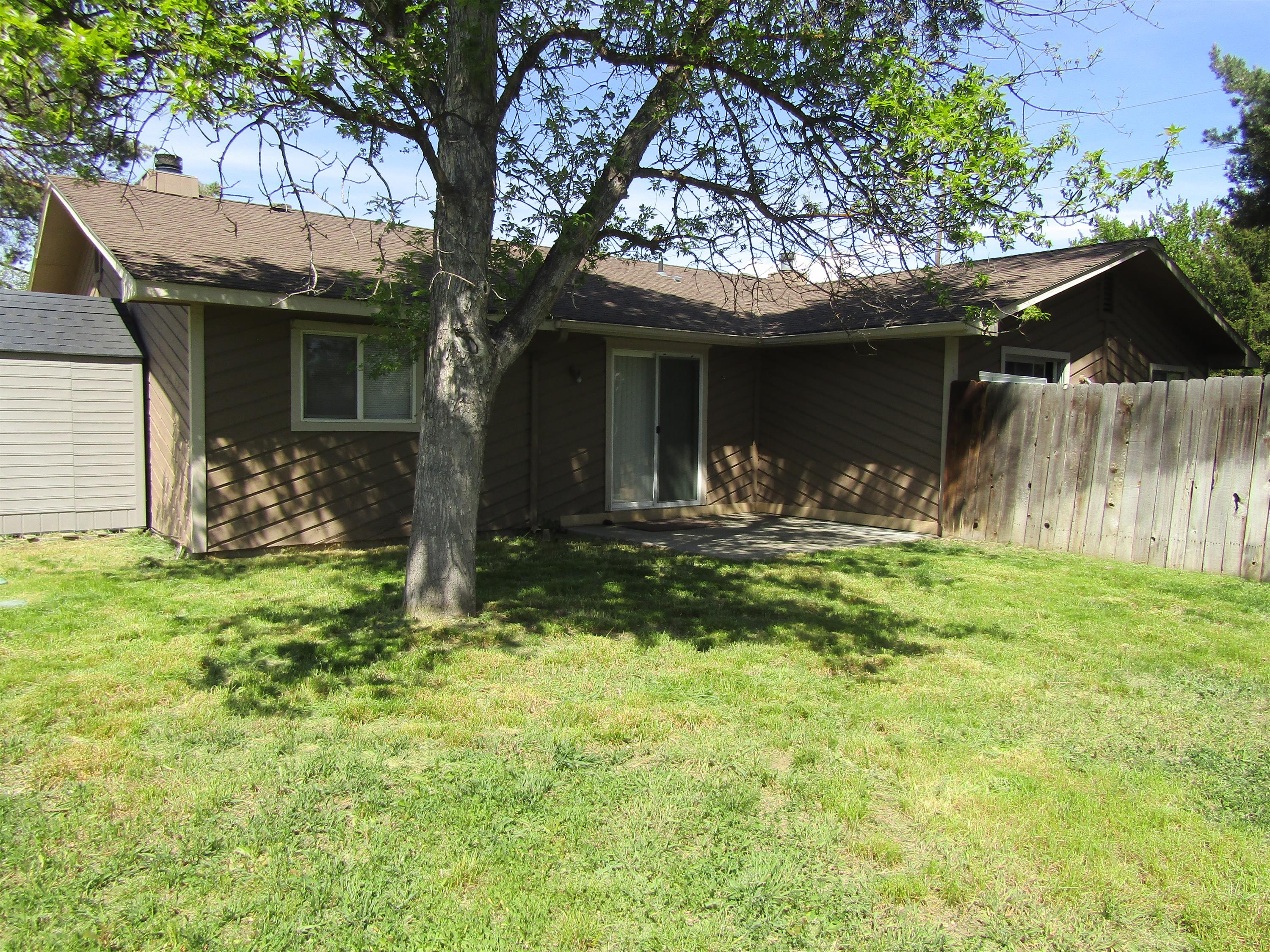 5877 North Streamside Place